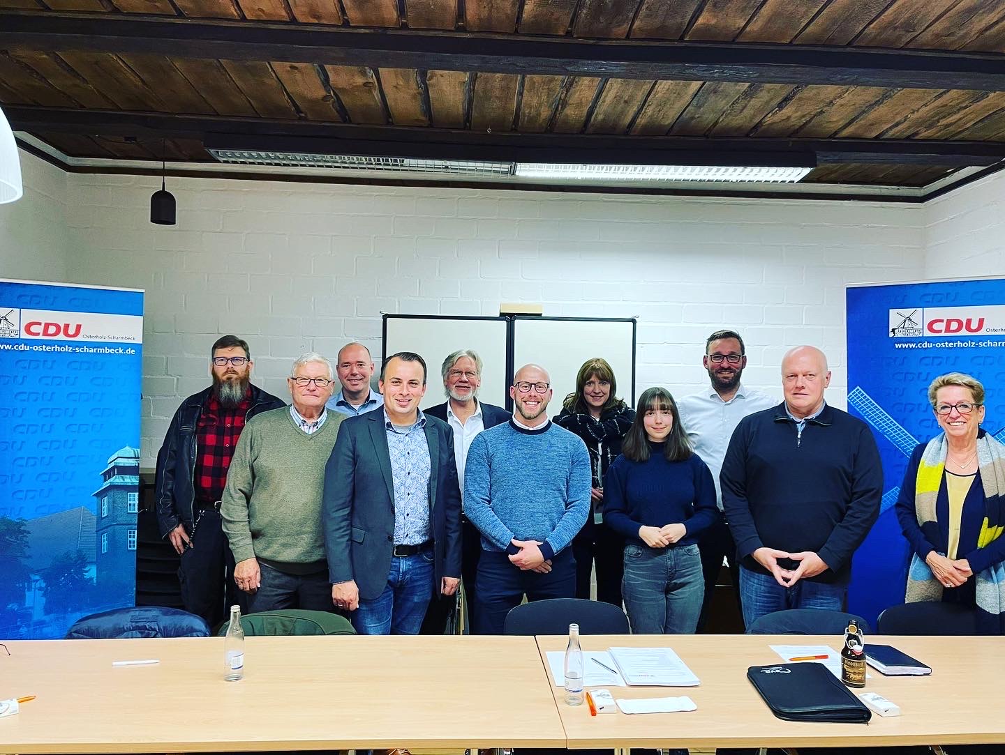 Der Vorstand auf dem Bild (vlnr): Sven Warnke, Heinz-Bolko Schottke, Maik Bindan,
Marcus Obertstedt, Gerd Suba, Stephan Mathews-Wiese, Marie Jordan, Sophie Jordan,
Dominik Schulte, Michael Heins, Brundhilde Rhl. Es fehlen: Kyra Wilde, Michael
Obersted